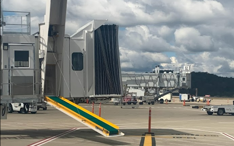 CAB MOUNTED BAGGAGE CONVEYOR